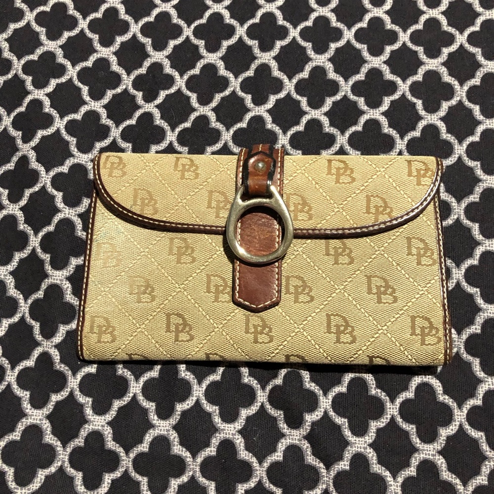 Dooney Bourke Classic Signature Logo Canvas Leather Trim Trifold Wallet Brown